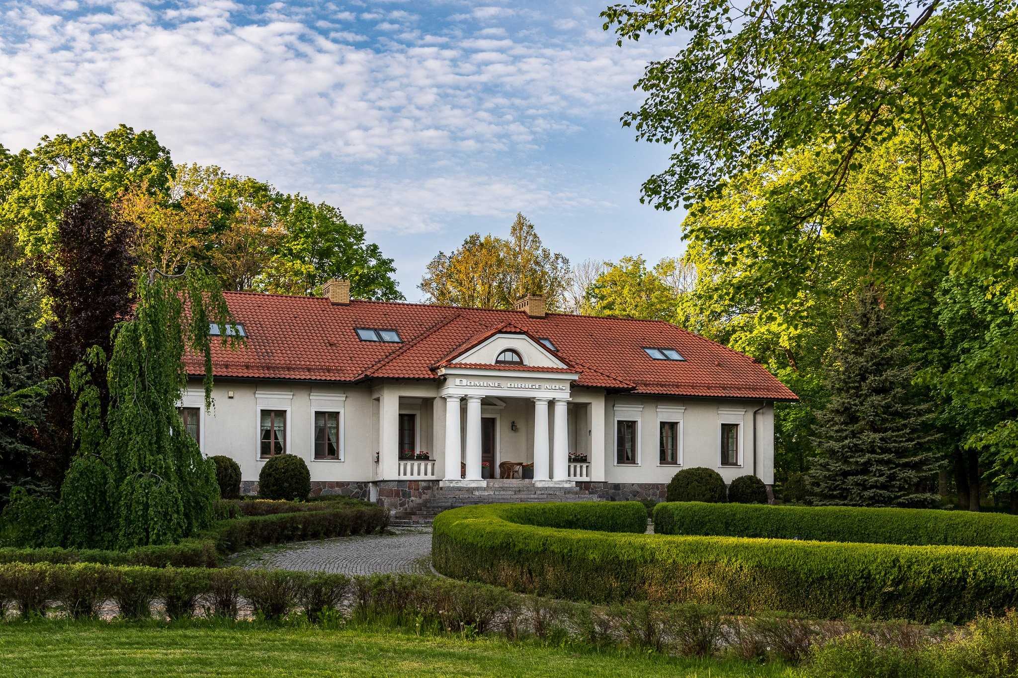 Zdjęcia Odrestaurowany Dwór w pobliżu Przedborza, woj. łódzkie