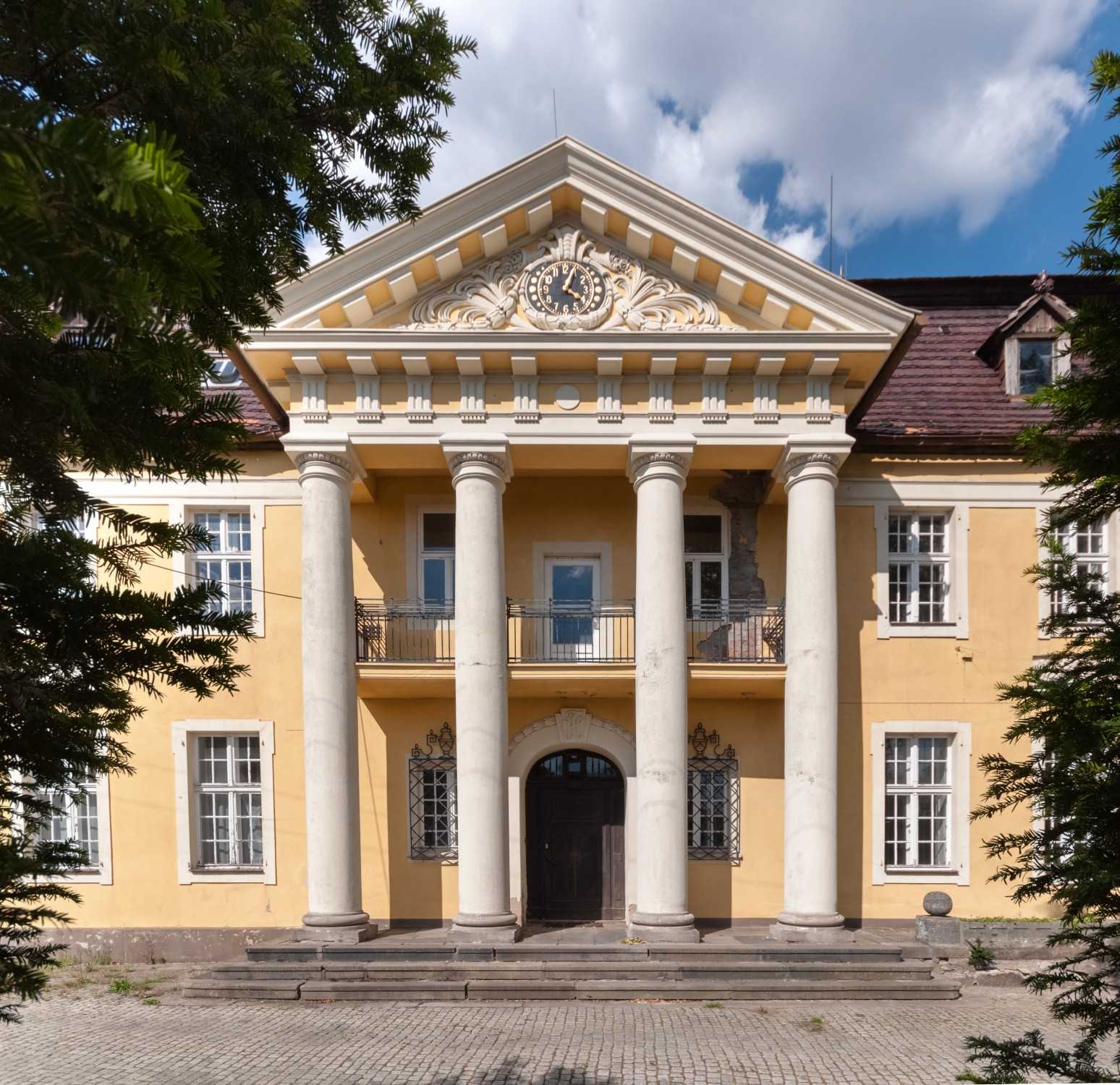 Zdjęcia Piękny klasycystyczny pałac w Niemczech