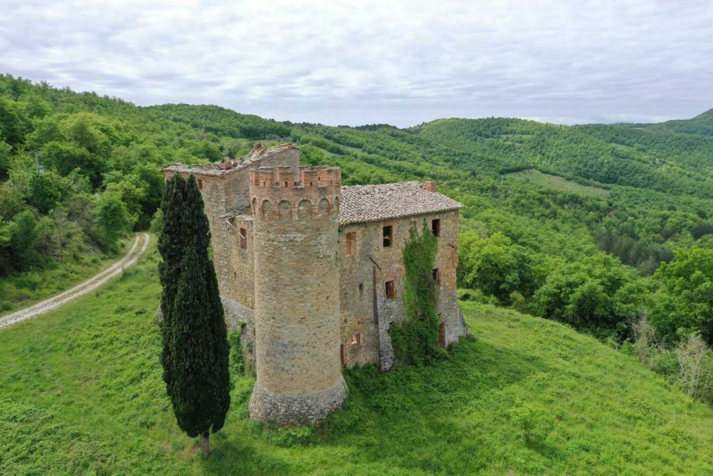 Zdjęcia Castello Di Bisciano - Stary zamek w Umbrii na sprzedaż