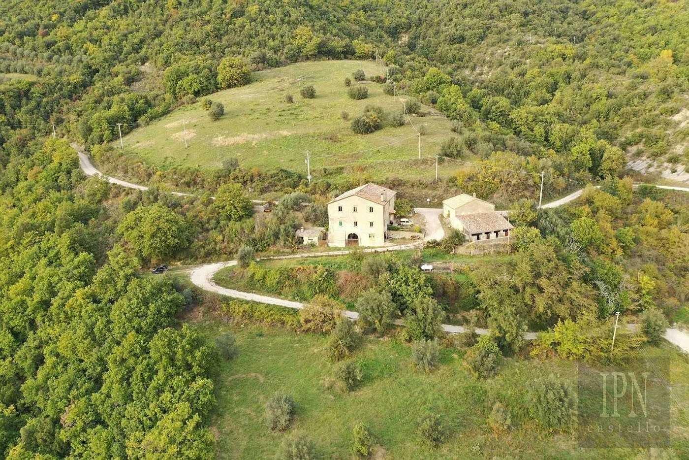 Zdjęcia Dom wiejski z widokiem na starożytne ruiny zamku w Umbrii