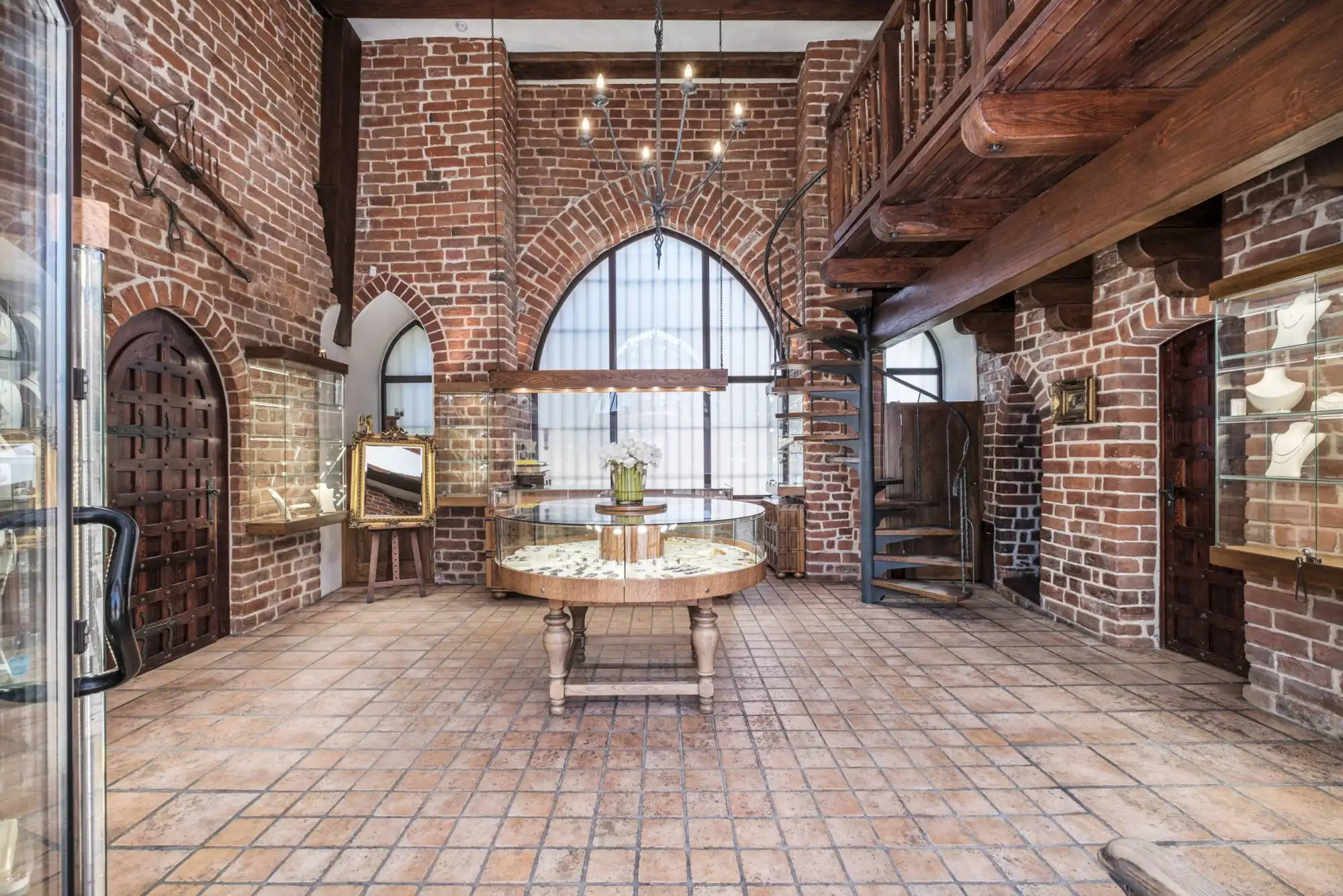 Zdjęcia Zabytkowa wieża na starym mieście w Malborku