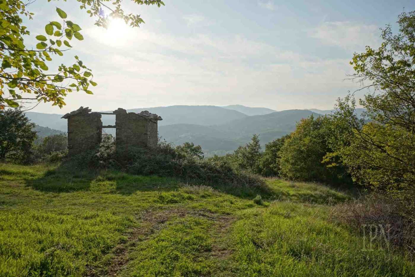 Zdjęcia Gospodarstwo z 15 hektarami ziemi w pobliżu Preggio, Umbria