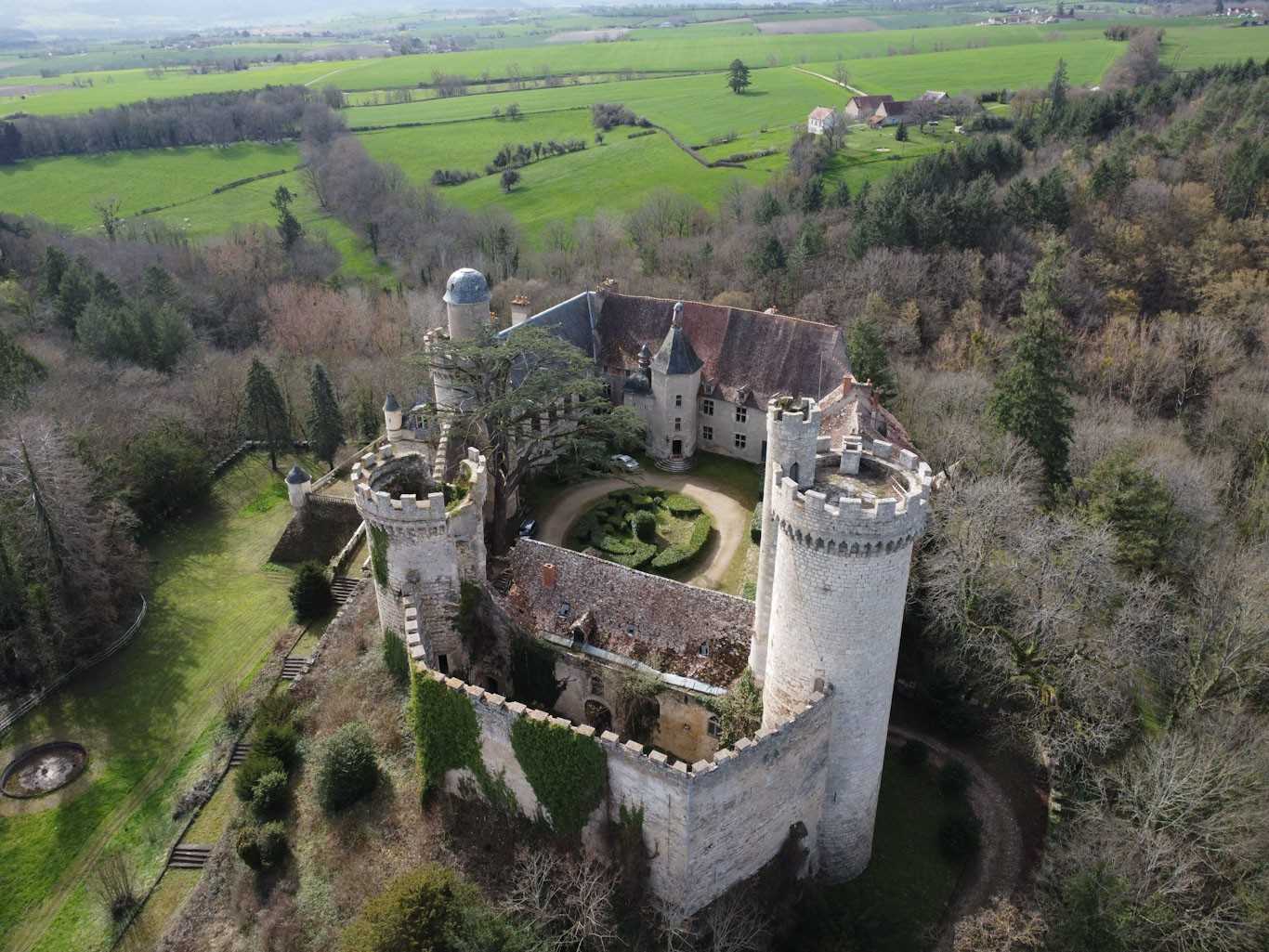Zdjęcia Zamek w Veauce, na północ od Clermont Ferrand - zagrożony zabytek