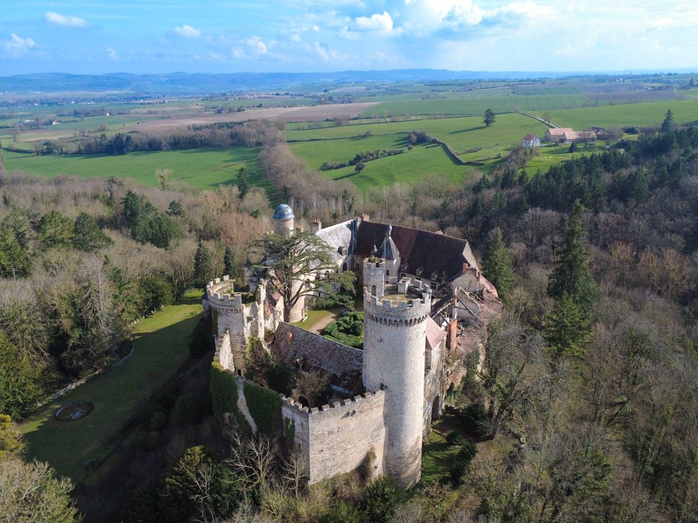 Zdjęcia Zamek w Veauce, na północ od Clermont Ferrand - zagrożony zabytek