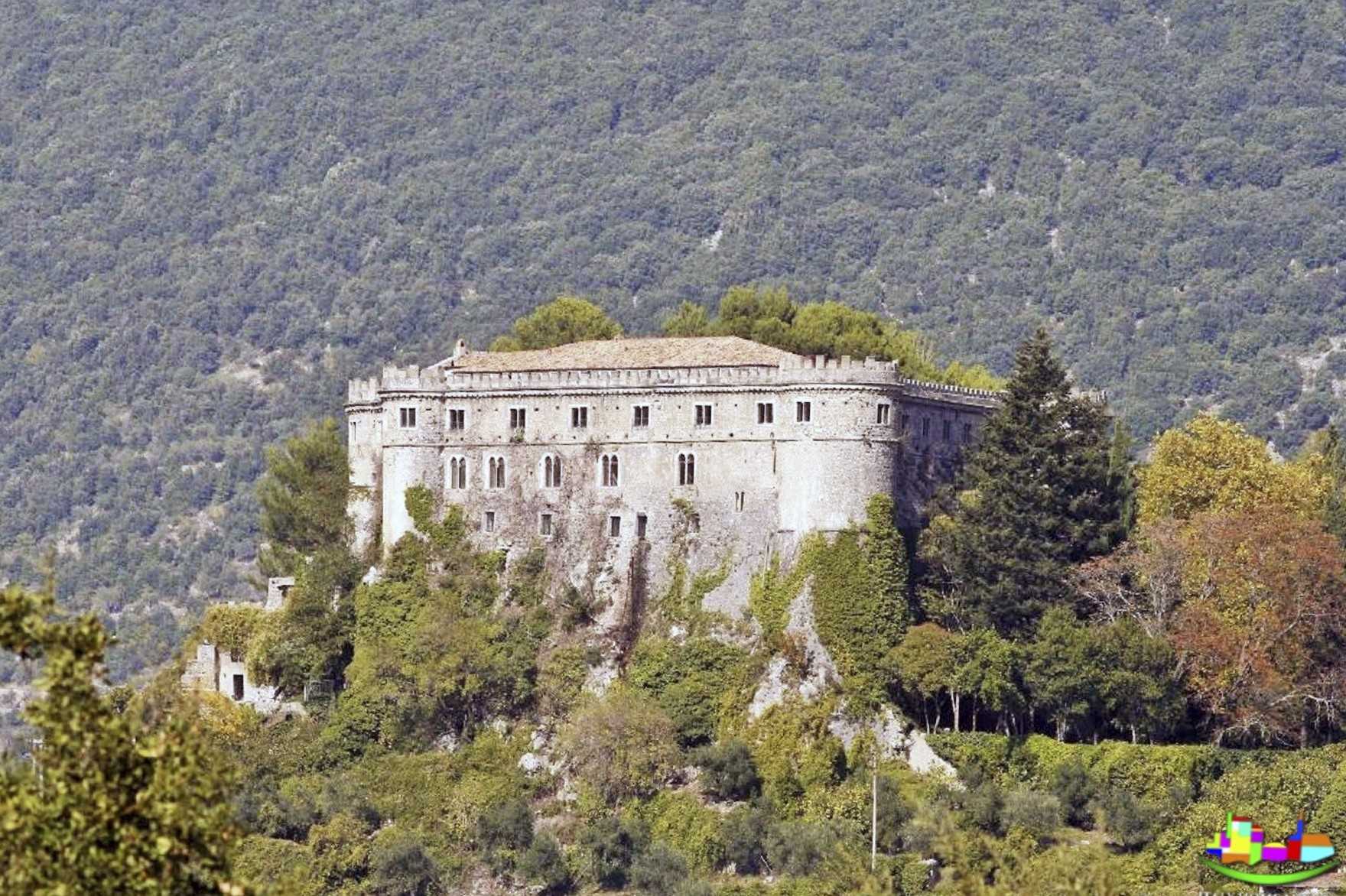 Zdjęcia Średniowieczny zamek w regionie Abruzji