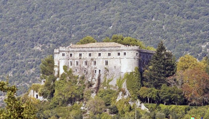 Zamek na sprzedaż Abruzja,  Włochy