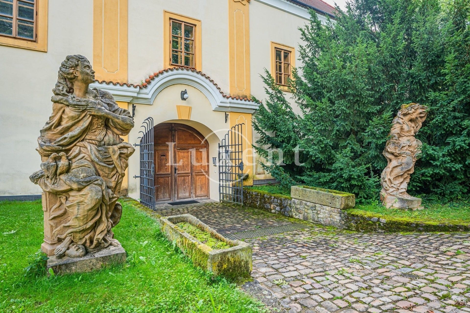 Zdjęcia Wyjątkowa nieruchomość w pobliżu Pragi: Twierdza w Třebotovie