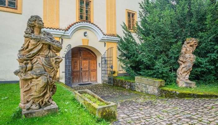 Wyjątkowa nieruchomość w pobliżu Pragi: Twierdza w Třebotovie