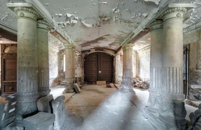 Pałac na sprzedaż Bożków, Palac Wilelma von Magnis 1, Dolnośląskie, Wejście do wagonu