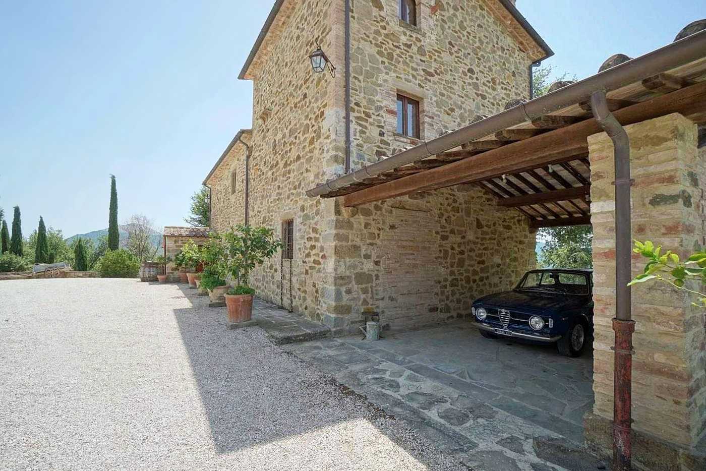 Zdjęcia Uroczy wiejski dom w Umbrii z wymarzonym widokiem - 8 hektarów terenu
