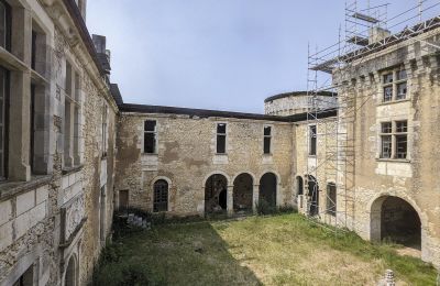 Zamek na sprzedaż Périgueux, Nouvelle-Aquitaine:  Dziedziniec wewnętrzny