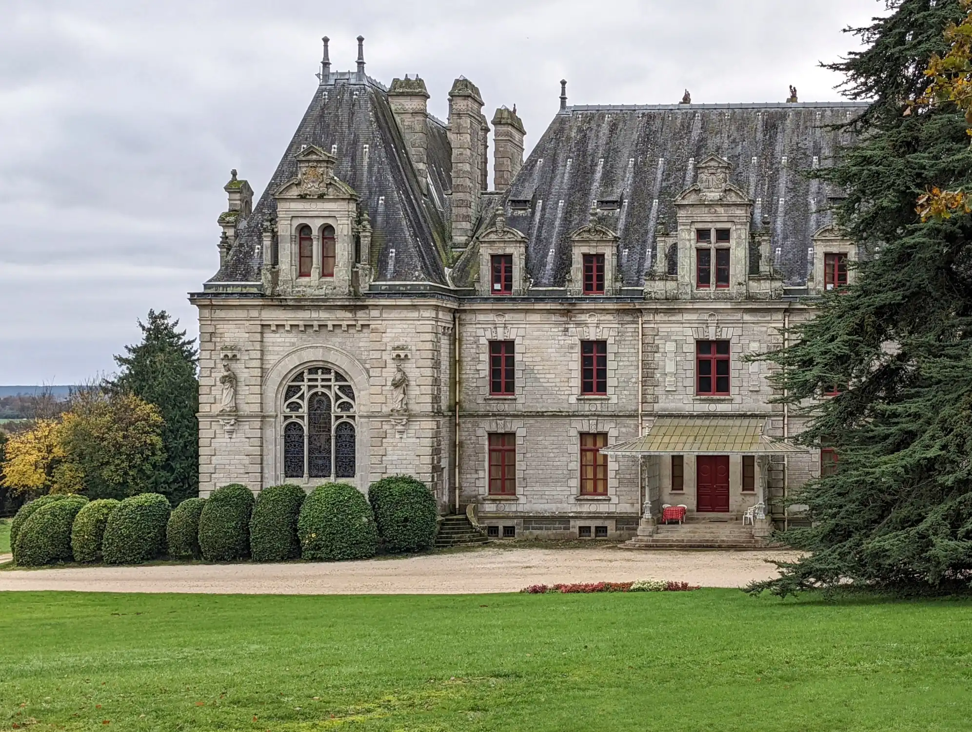 Zdjęcia Doskonały francuski zamek w Bretanii z 24 hektarami ziemi