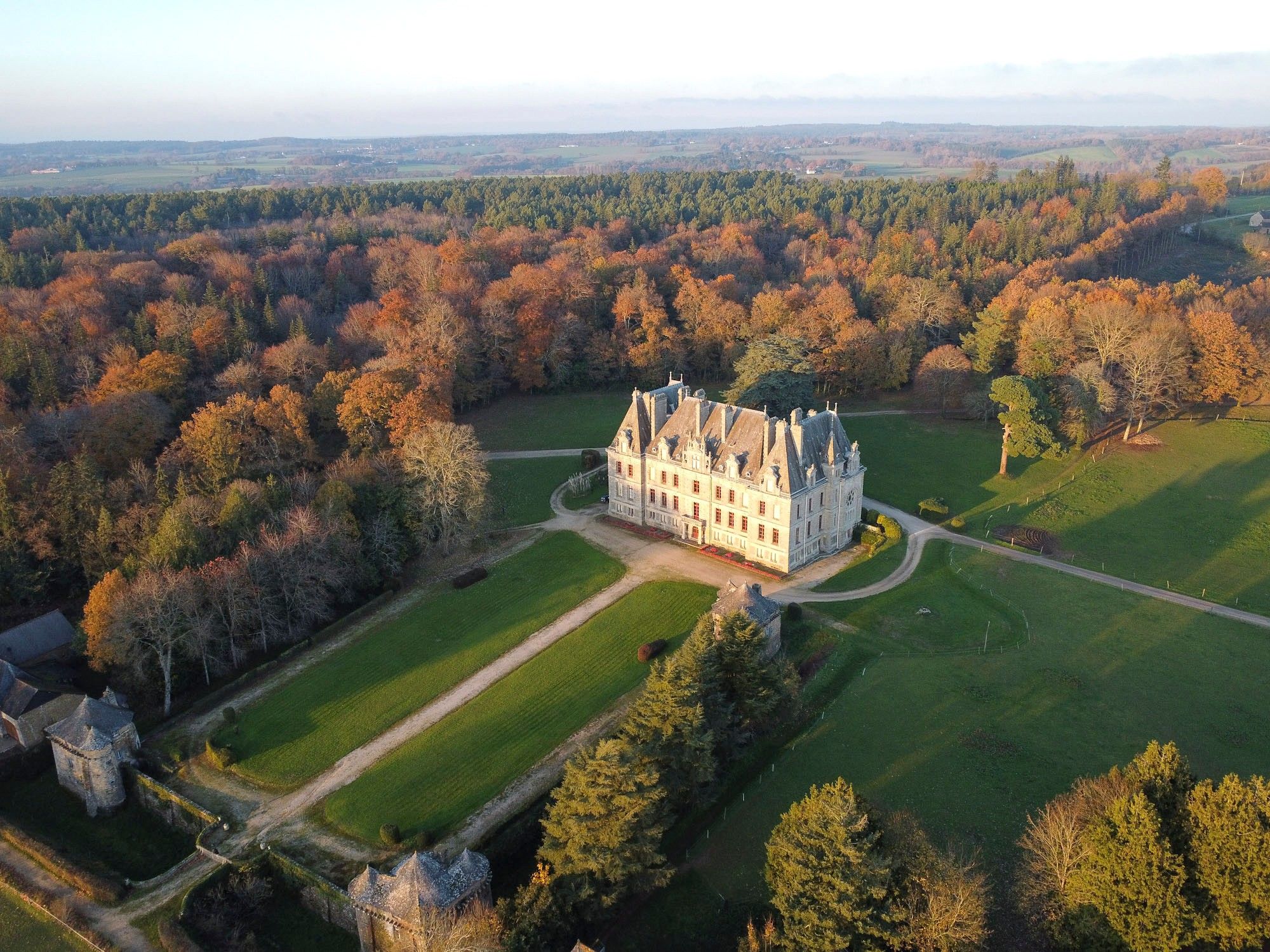 Doskonały francuski zamek w Bretanii z 30 hektarami ziemi, Pałac na sprzedaż