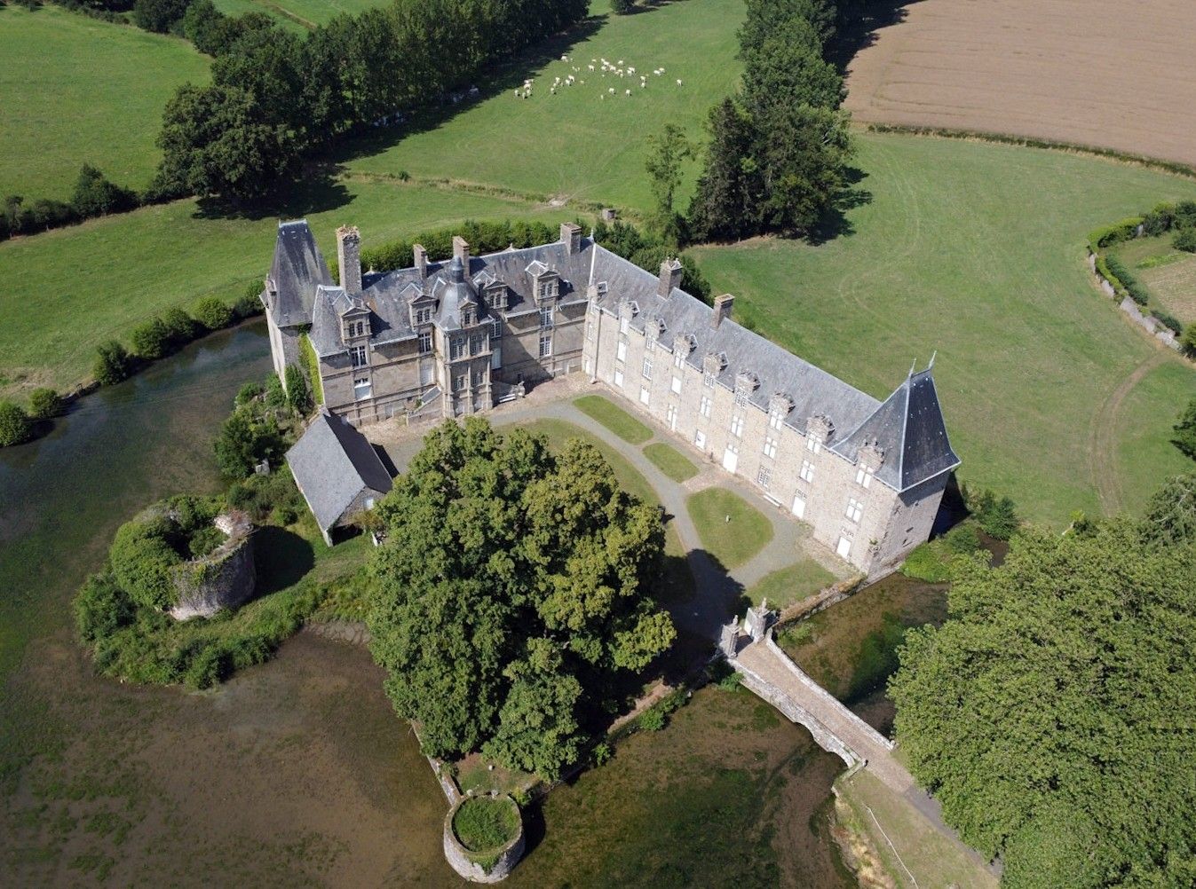 Zdjęcia Renesansowy zamek w pobliżu Le Mans, Dolina Loary, 239 hektarów ziemi