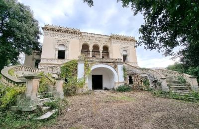 Nieruchomości, Prestiżowa zabytkowa willa na sprzedaż w Lecce