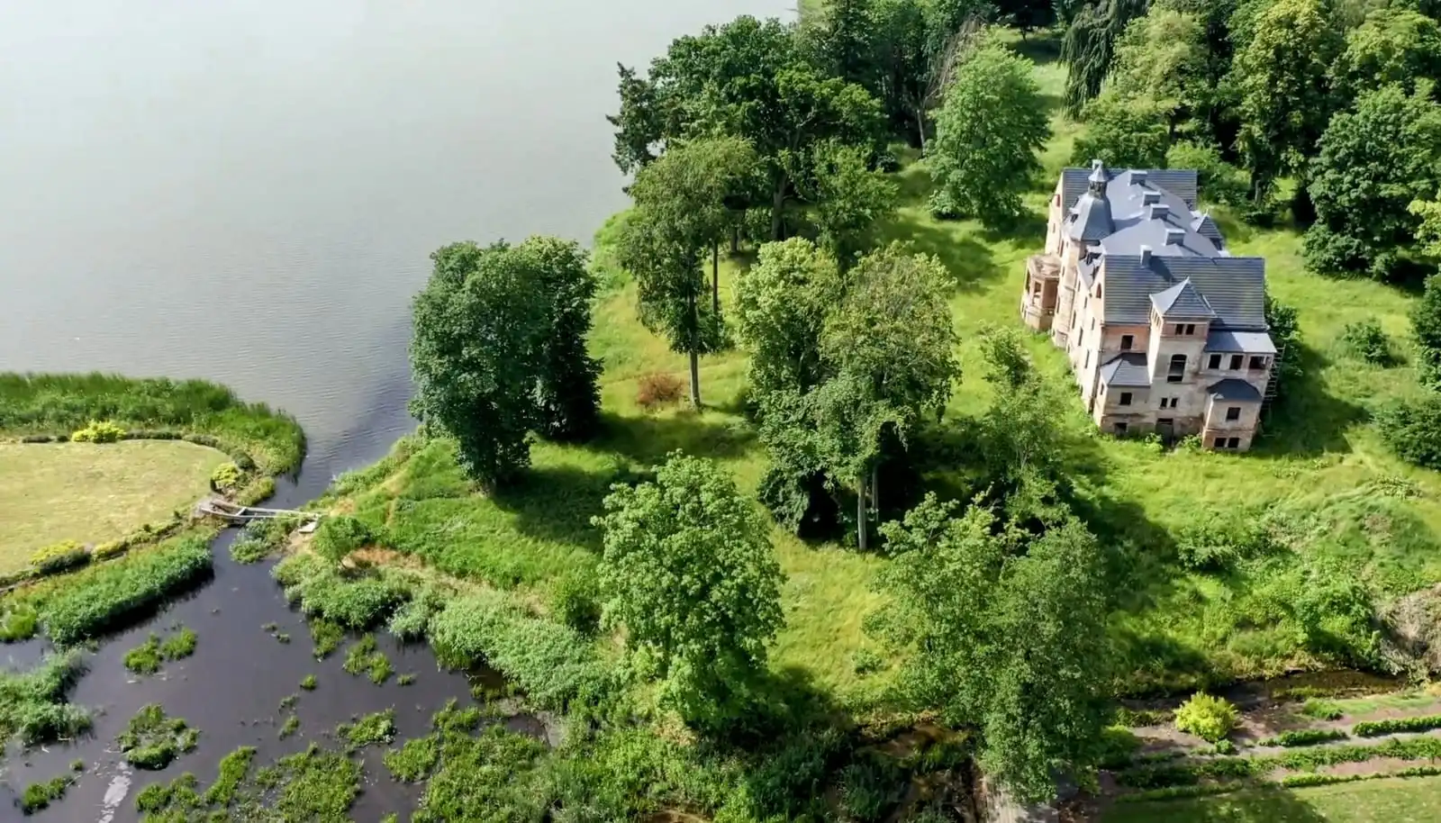 Zdjęcia Folwark nad jeziorem w zachodniopomorskim, 217 ha ziemi opcjonalnie