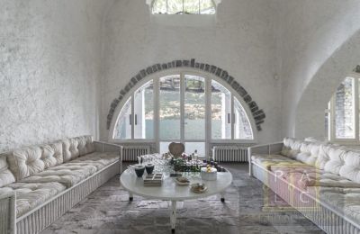 Zamek Pałac Dwór na sprzedaż Brienno, Lombardia:  Salon