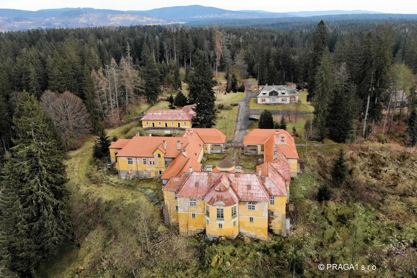 Zdjęcia Pałacyk myśliwski w lesie niedaleko Karlowych Warów