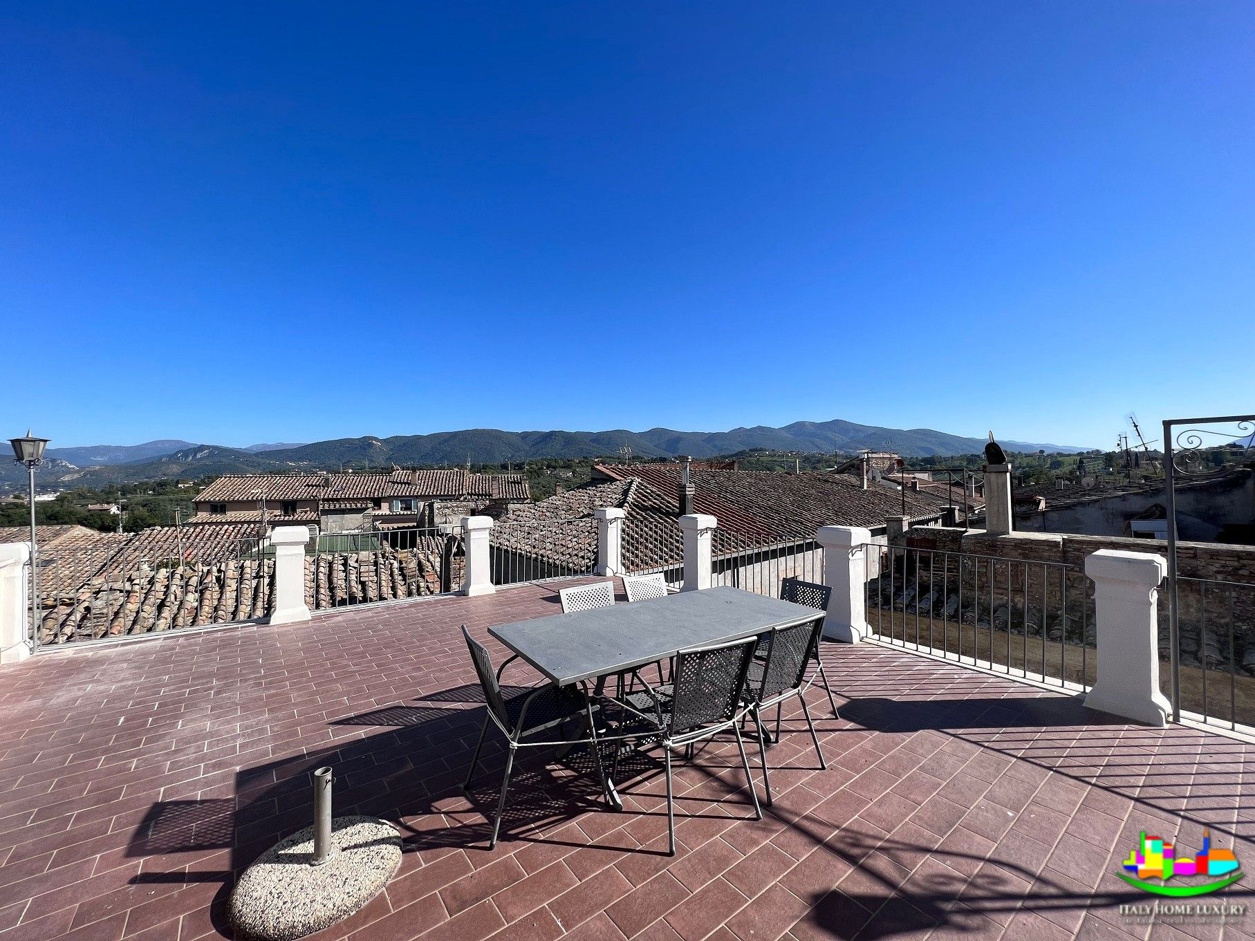 Zdjęcia Zabytkowy dom w pobliżu Terni z panoramicznym tarasem na dachu