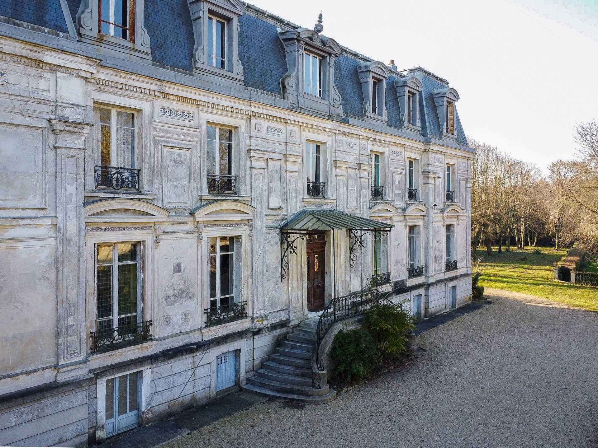 Zdjęcia Neoklasycystyczny pałac pod Paryżem, park o powierzchni 5 ha