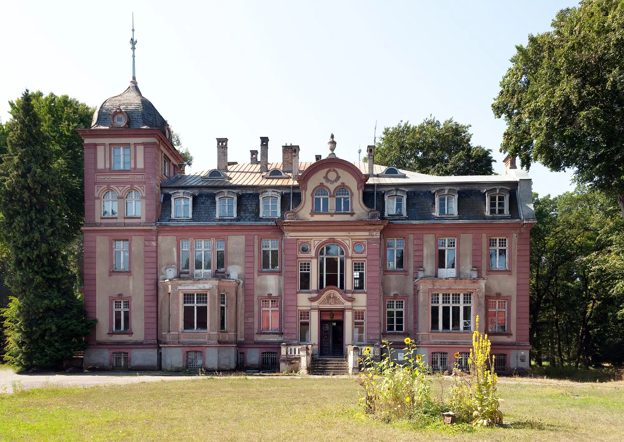 Zdjęcia Pałac w Brzeźnicy nad rzeką, z parkiem, 2 stawami, stodołami i stajniami
