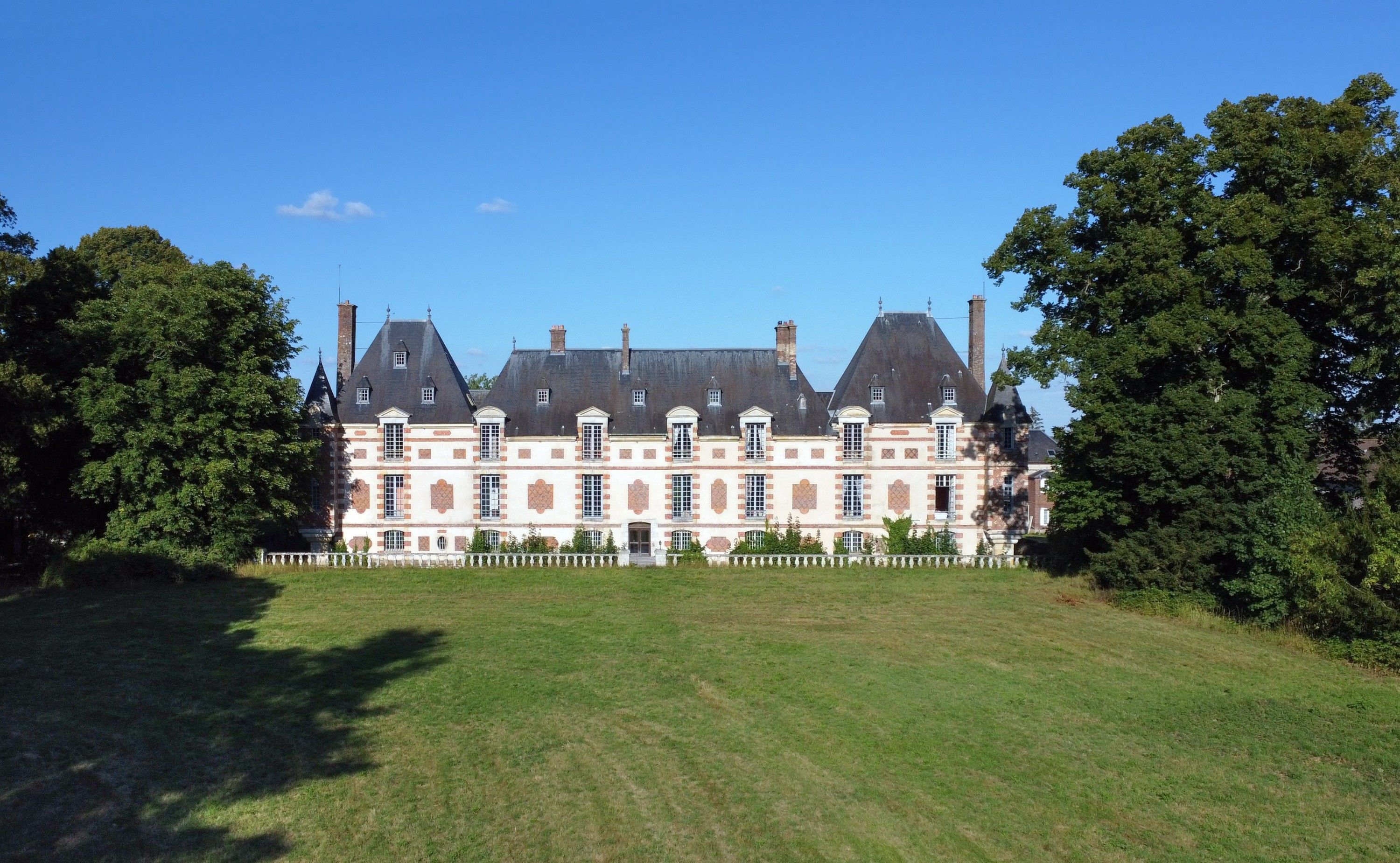 Zdjęcia Château Louis XIII: zamek w Normandii niedaleko Paryża