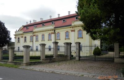 Dwór na sprzedaż Kraj trnawski, Widok z przodu