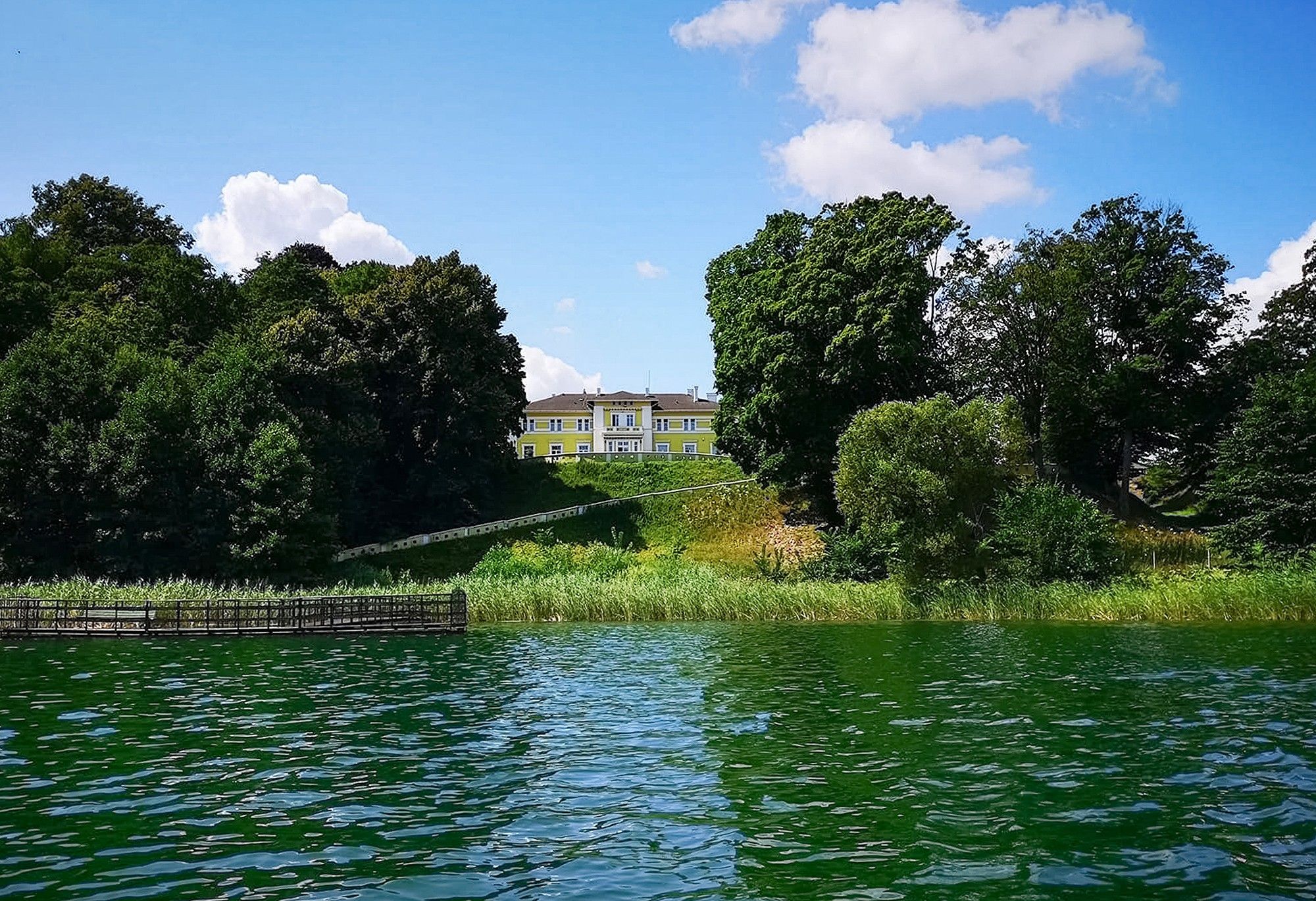 Zdjęcia Pałac nad jeziorem na Mazurach, koło Olsztyna