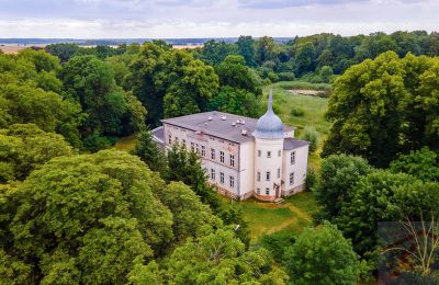 Posiadłości, Pałac w Krąpielu nad jeziorem i lasem