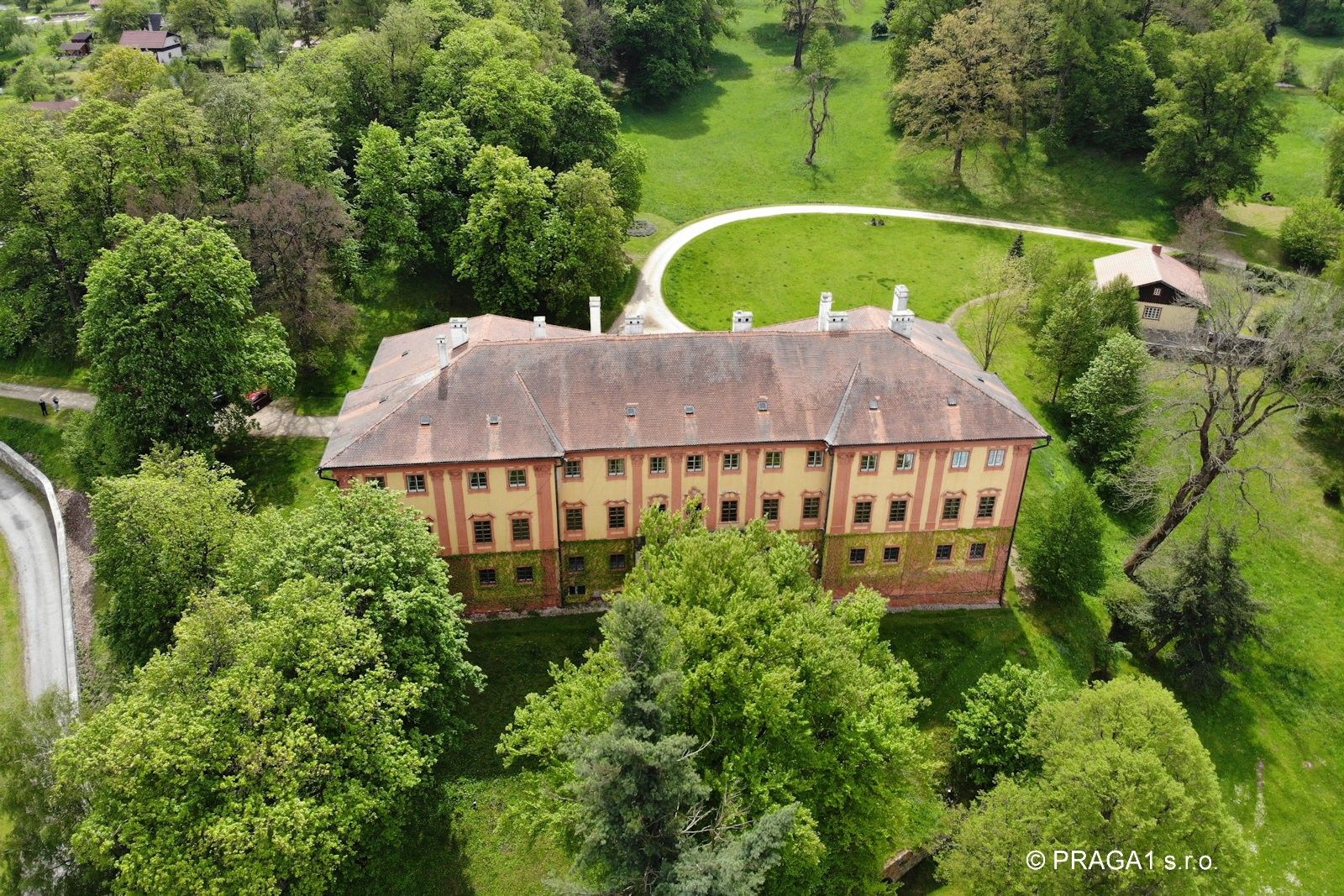 Zdjęcia Wyjątkowy pałac w Czechach, 19-hektarowy park