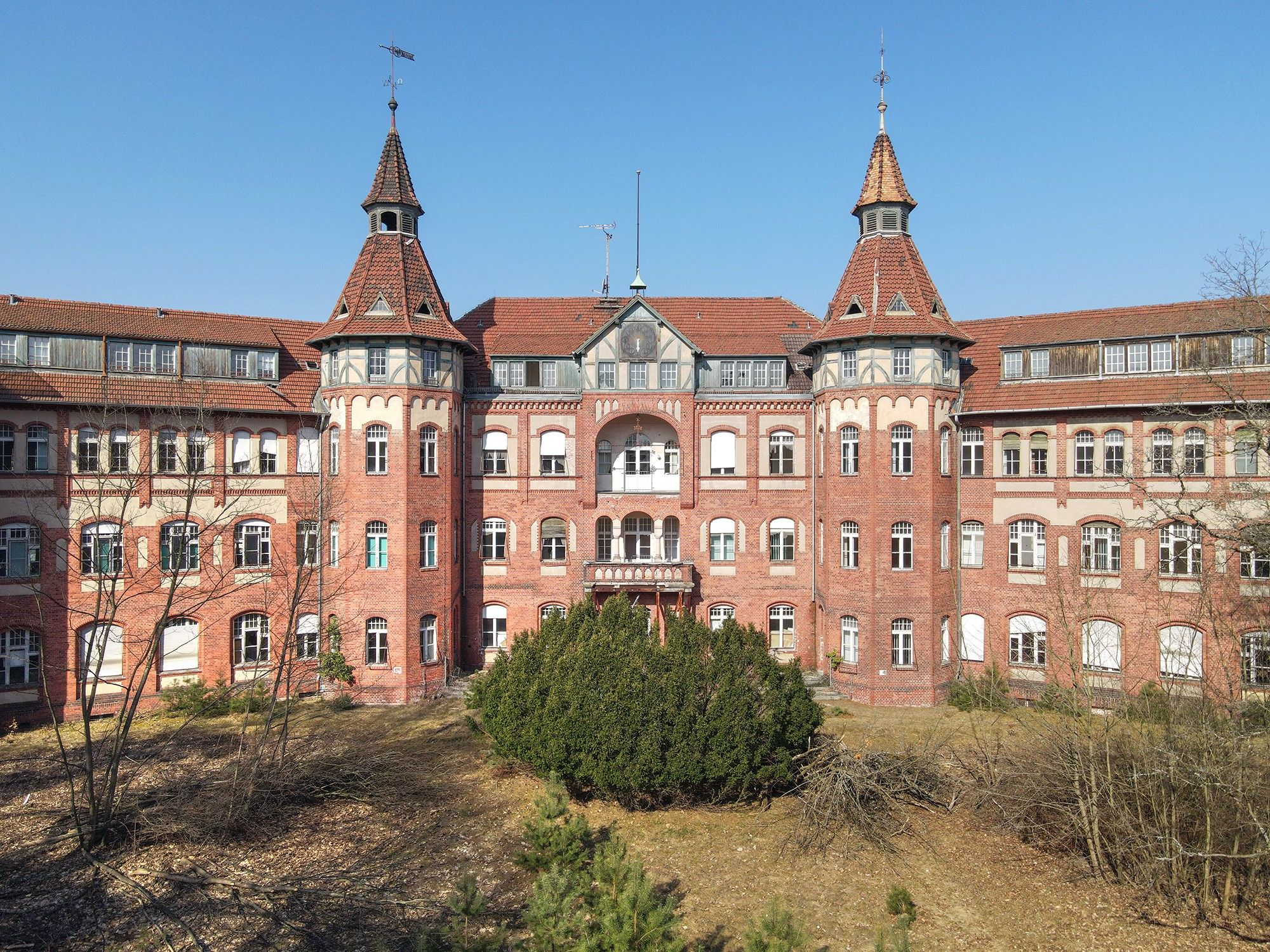 Zdjęcia Inwestowanie w Niemczech: Historyczny kompleks szpitalny w Brandenburgii, blisko granicy z Polską