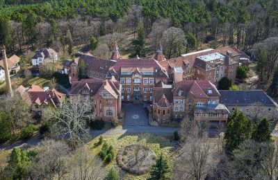 Posiadłości, Historyczny kompleks szpitalny w Brandenburgii, blisko granicy z Polską