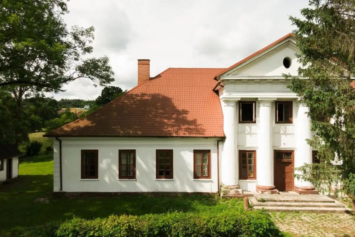Zdjęcia Zabytkowy XIX w. dwór w Rożnowie n/Dunajcem