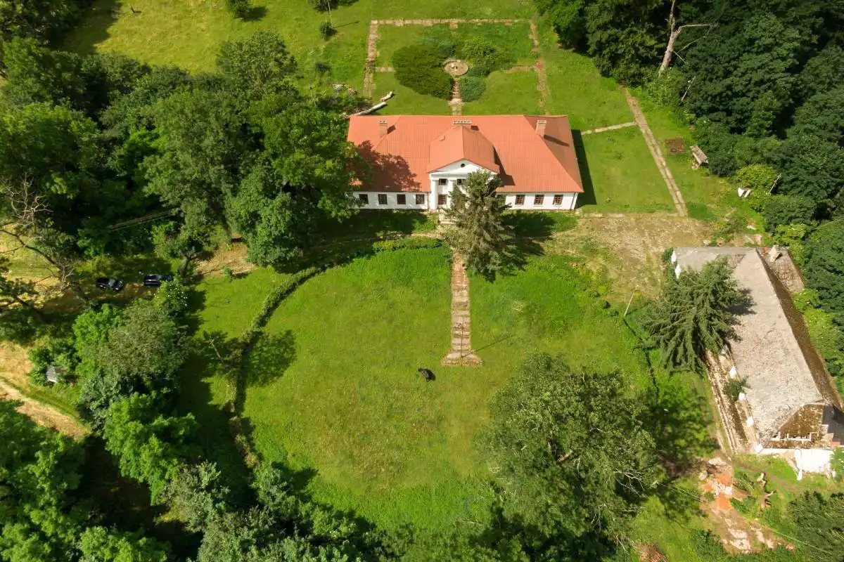 Zdjęcia Urokliwy dwór w Rożnowie nad Dunajcem
