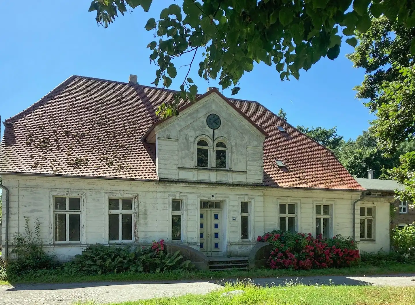 Zdjęcia Dwór wymagający renowacji na wyspie Rugia