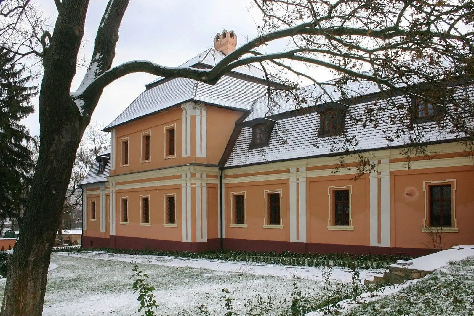 Zdjęcia Odrestaurowany dwór z kaplicą w zachodniej Słowacji