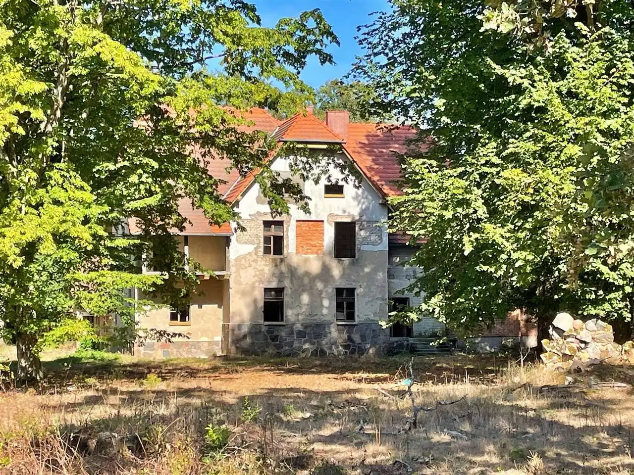 Zdjęcia Kompleks budynków po starej leśniczówce z początku XX w nad Jeziorem Hajka (25 minut do MIelna)