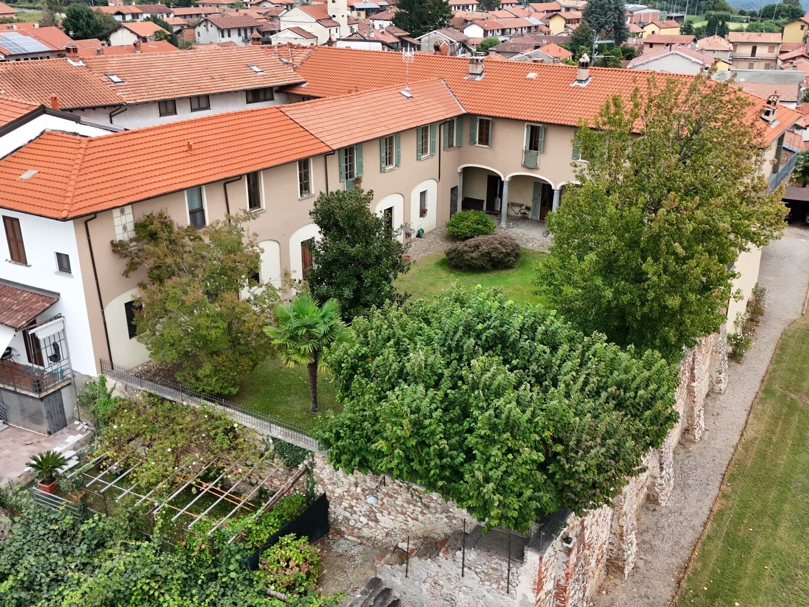 Zdjęcia Posiadłość z zabytkową architekturą i ogrodem