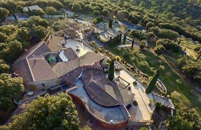 Posiadłości, Posiadłość o powierzchni 16 hektarów - Godzina drogi do Saint-Tropez