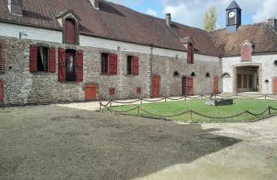 Pałac na sprzedaż Burgundia-Franche-Comté, Oficyna