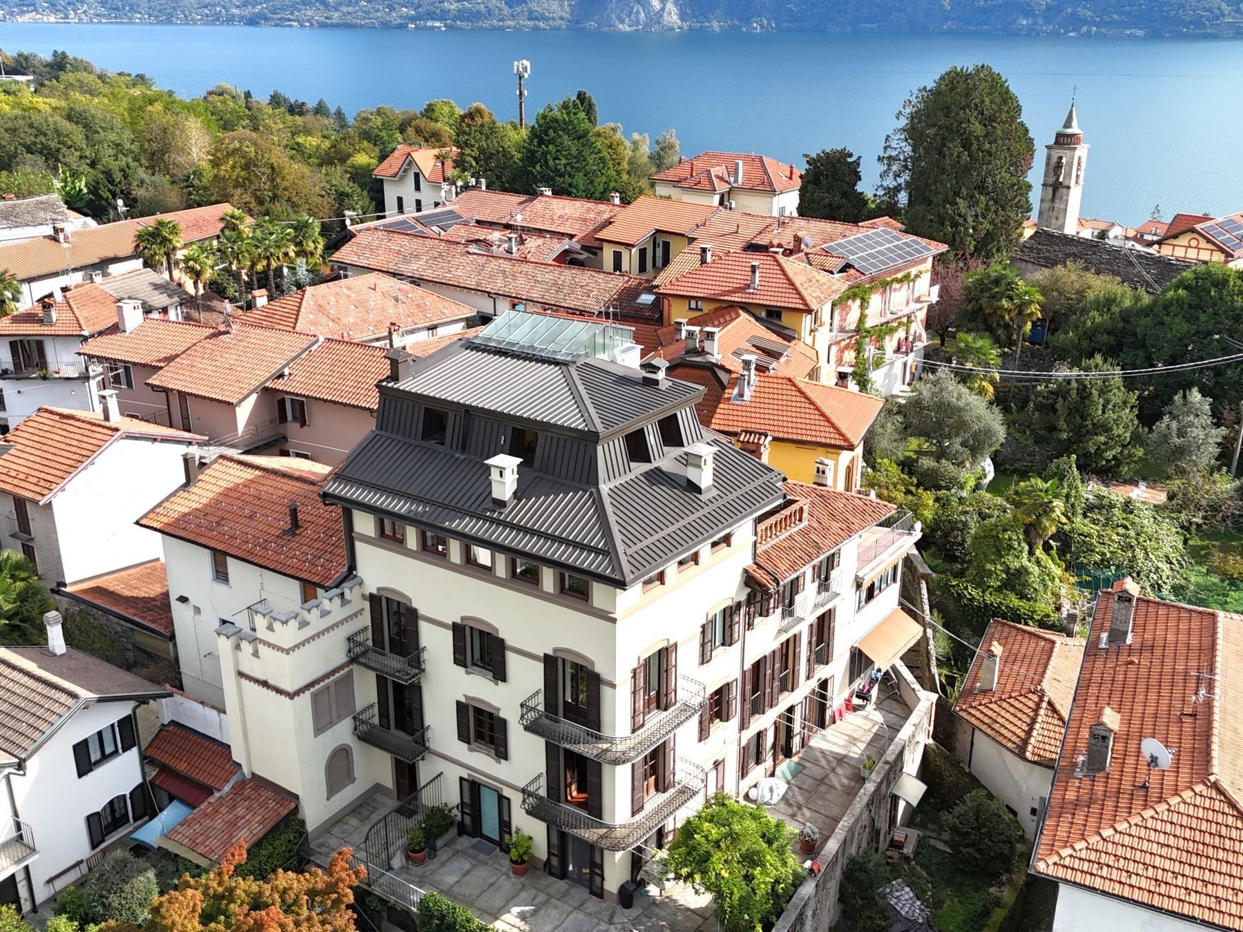 Zdjęcia Duże mieszkanie w zabytkowej willi nad jeziorem Maggiore