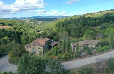 Posiadłości, Wiejski dom na sprzedaż „Willa Santa Maria” - Umbria-Toskania