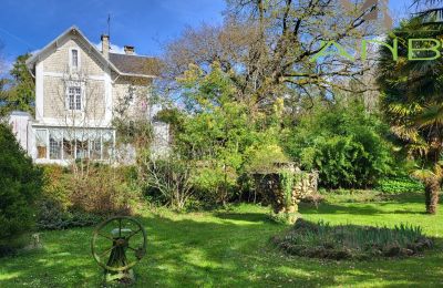 Zabytkowa willa na sprzedaż Bussac-sur-Charente, Nouvelle-Aquitaine, Widok z tyłu
