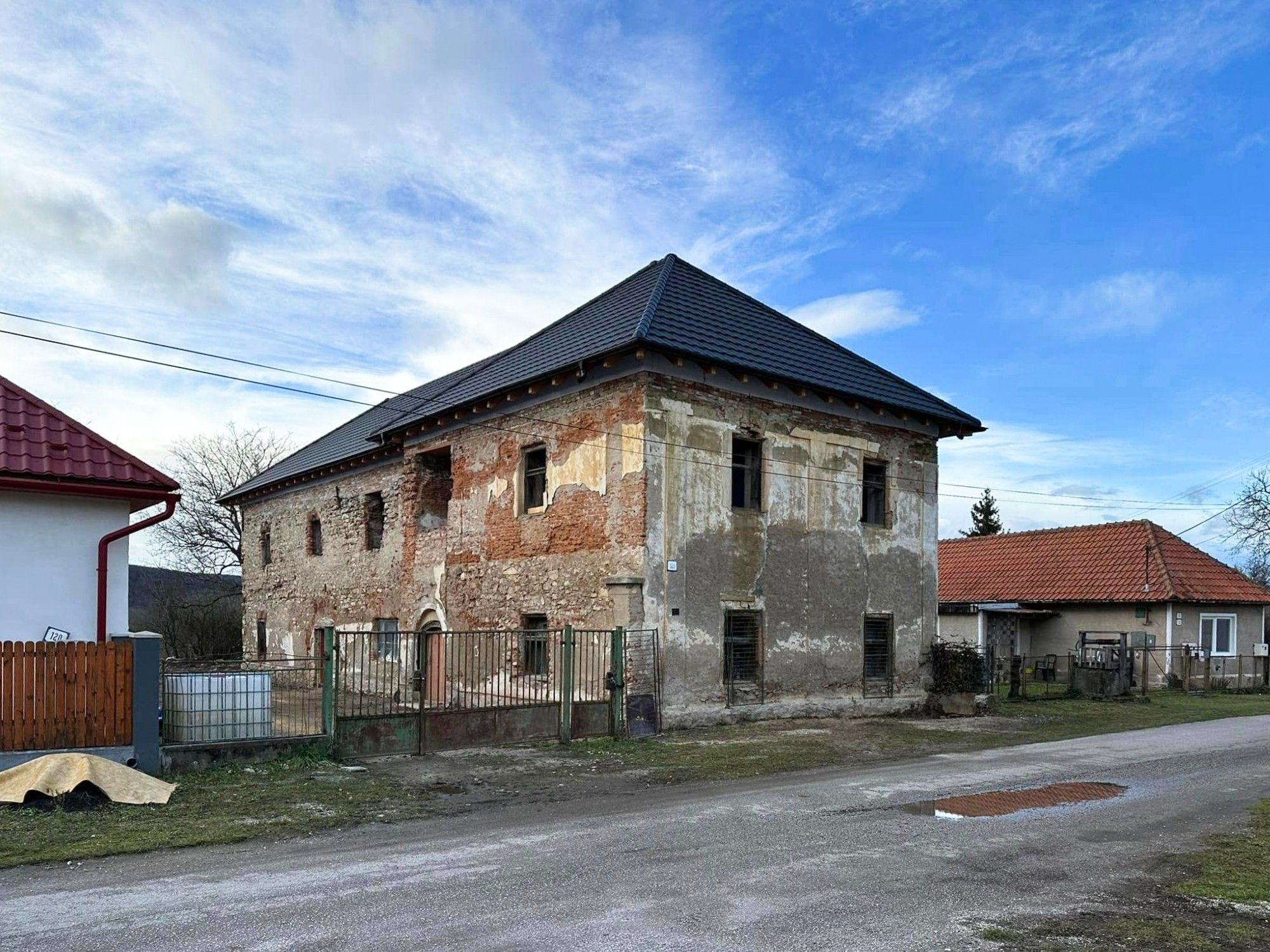 Zdjęcia Późnorenesansowy dwór bez statusu zabytku