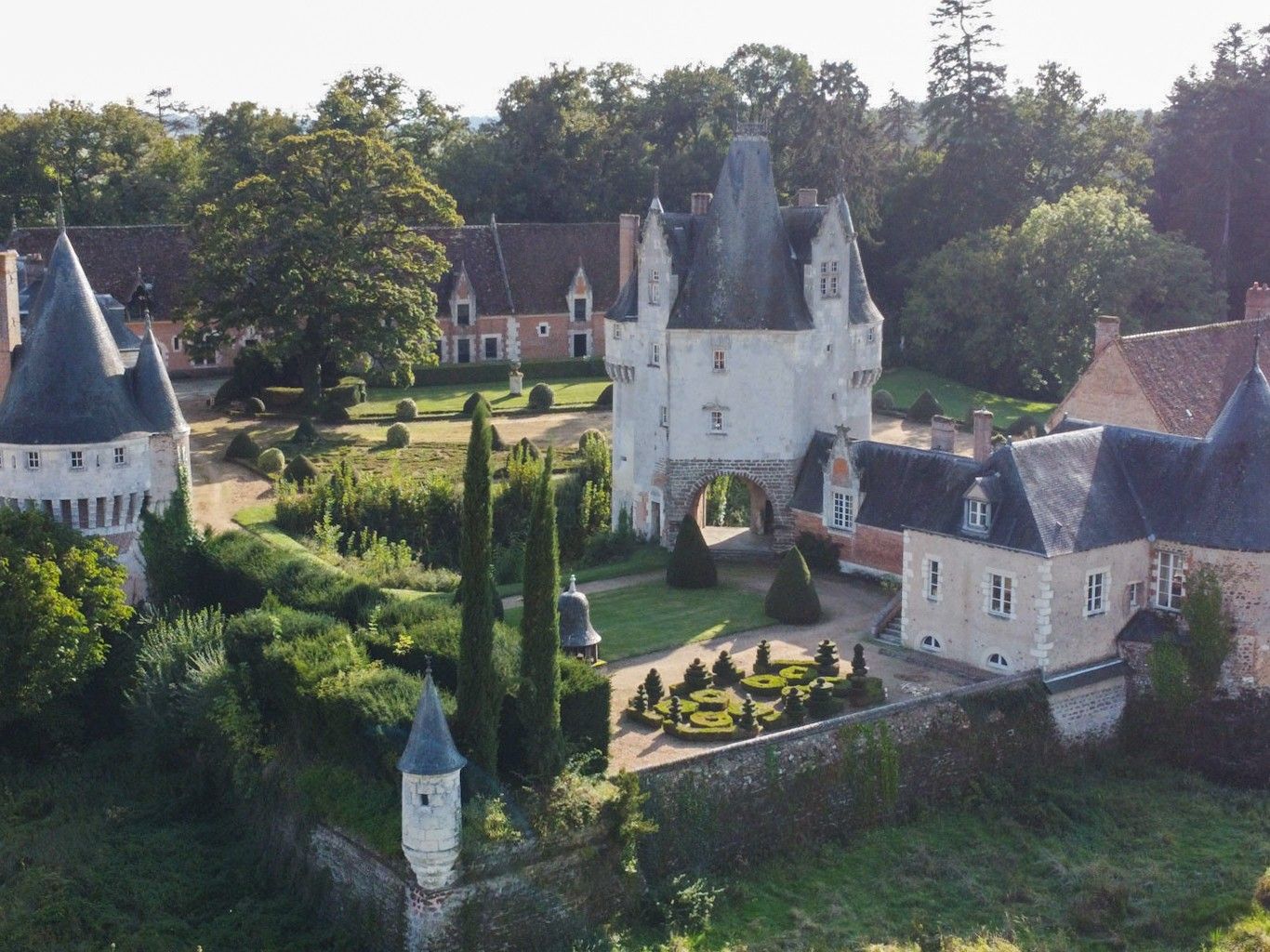 Zdjęcia Monumentalny zamek w pobliżu Chartres - 41 hektarów
