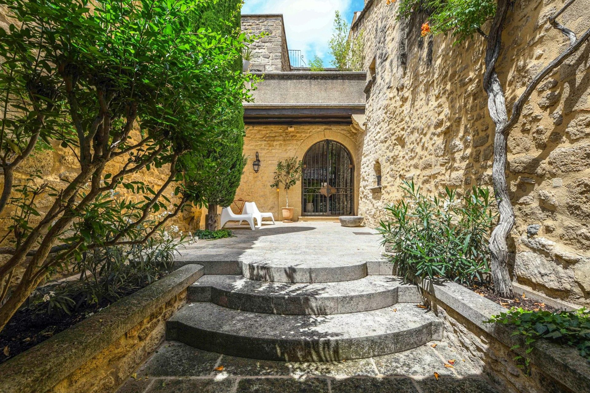 Zdjęcia Elegancki historyczny kamienny dom w średniowiecznej wiosce z prywatnym patio
