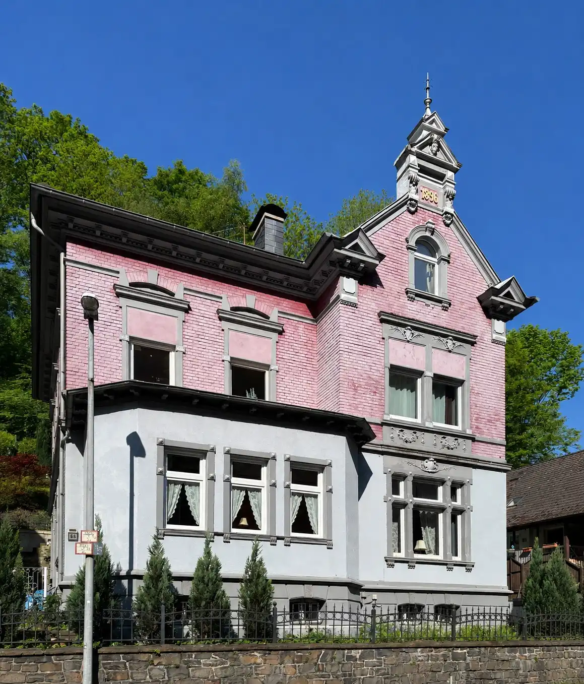 Zdjęcia Unikatowa historyczna willa w Altenie z widokiem na zamek