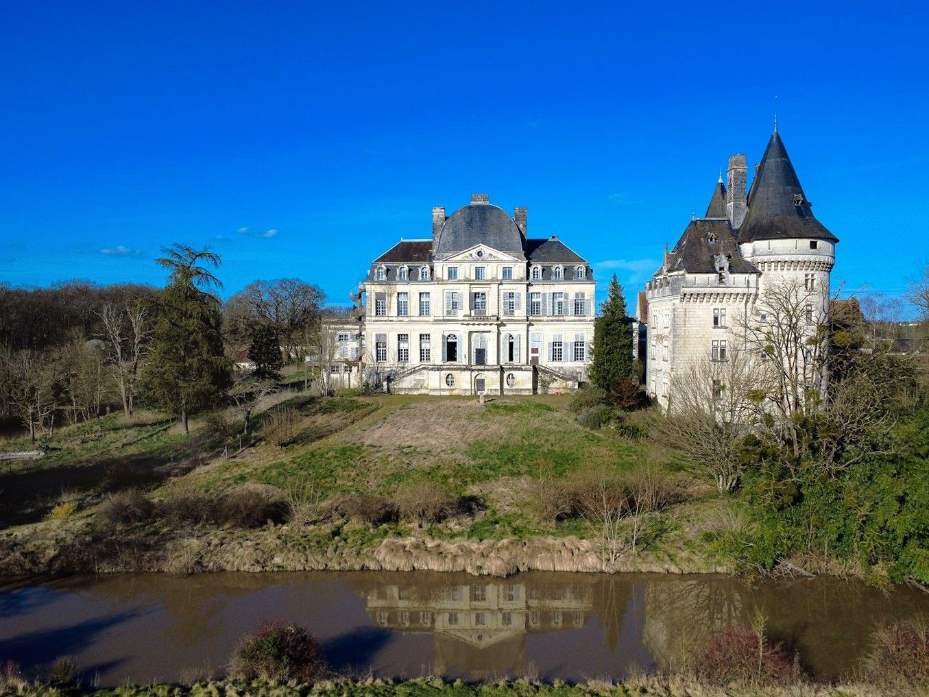 Zdjęcia Wspaniałe château w Touraine z wieżą z XV wieku i 47 hektarami