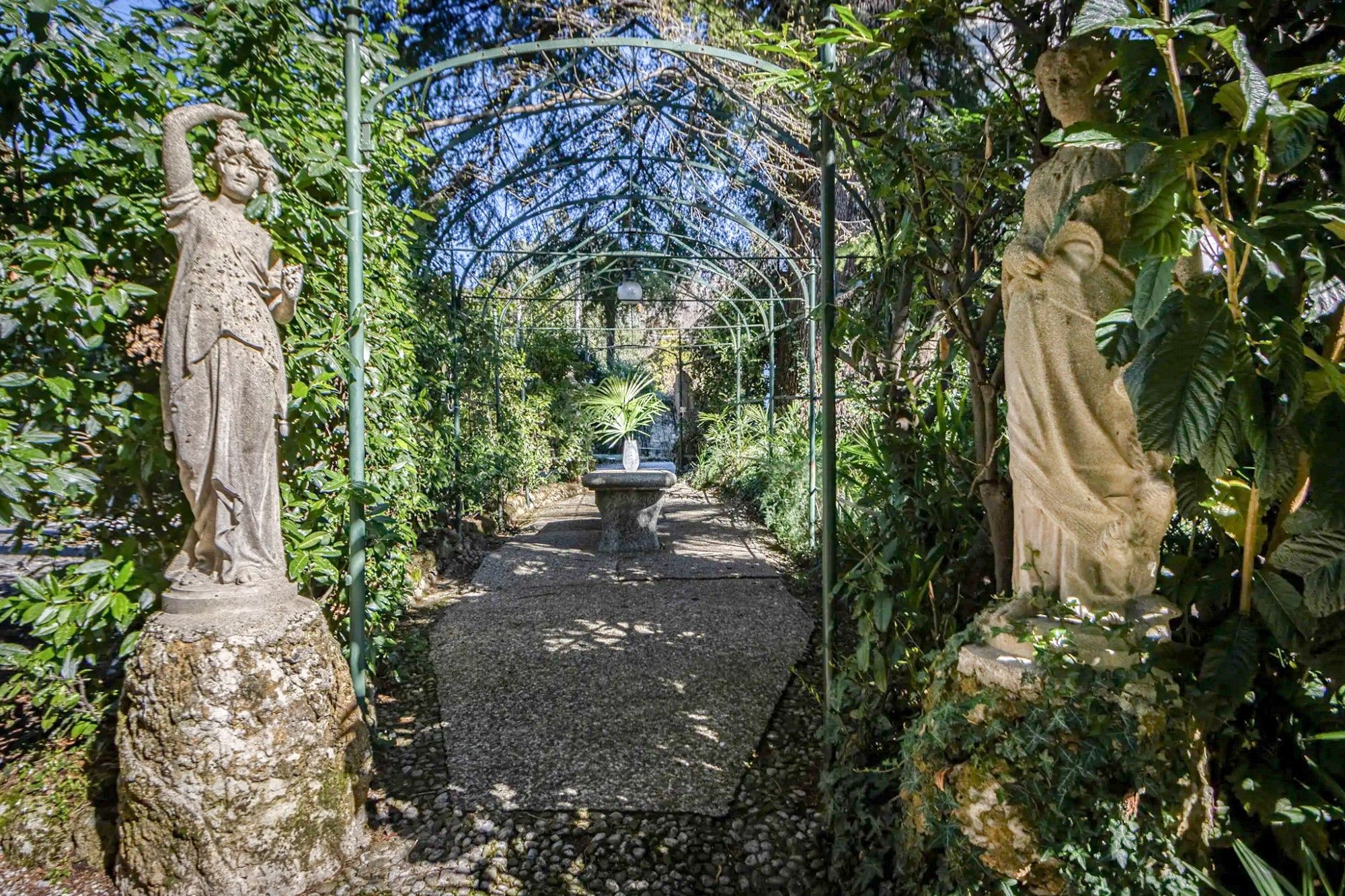 Zdjęcia Historyczna willa niedaleko Como z parkiem i domem gościnnym
