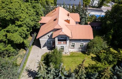 Posiadłości, Przedwojenna willa w Grodzisku Mazowieckim z 430 m² powierzchni użytkowej i dużą działką